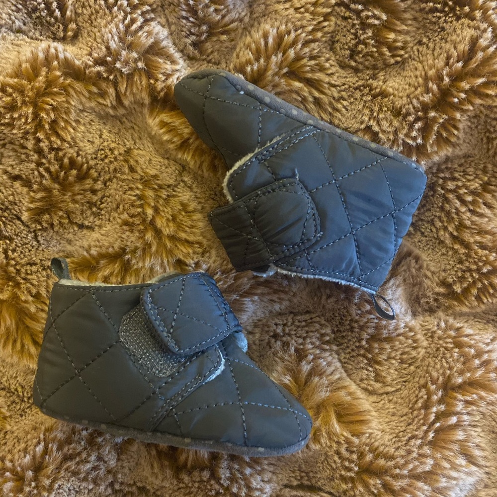NWOT H&M baby black fleece quilted winter booties for boys- Stylish & Cozy